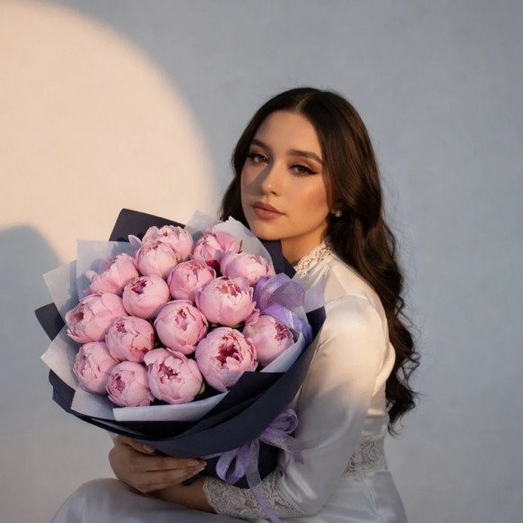 15 розовых пионов в черной упаковке